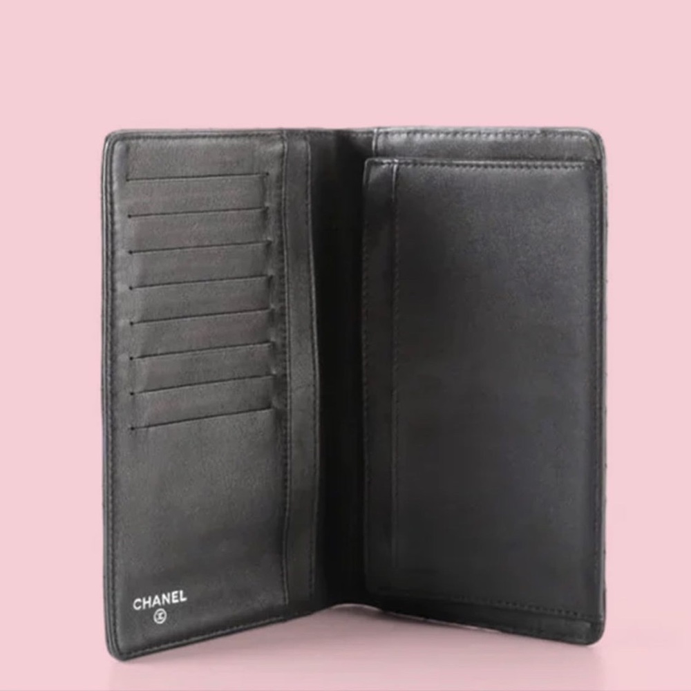 Chanel CC Yen Wallet in Quilted Patent Leather - Picture 7 of 12